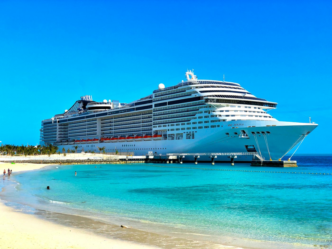 Kreuzfahrtschiff vor einem Sandstrand