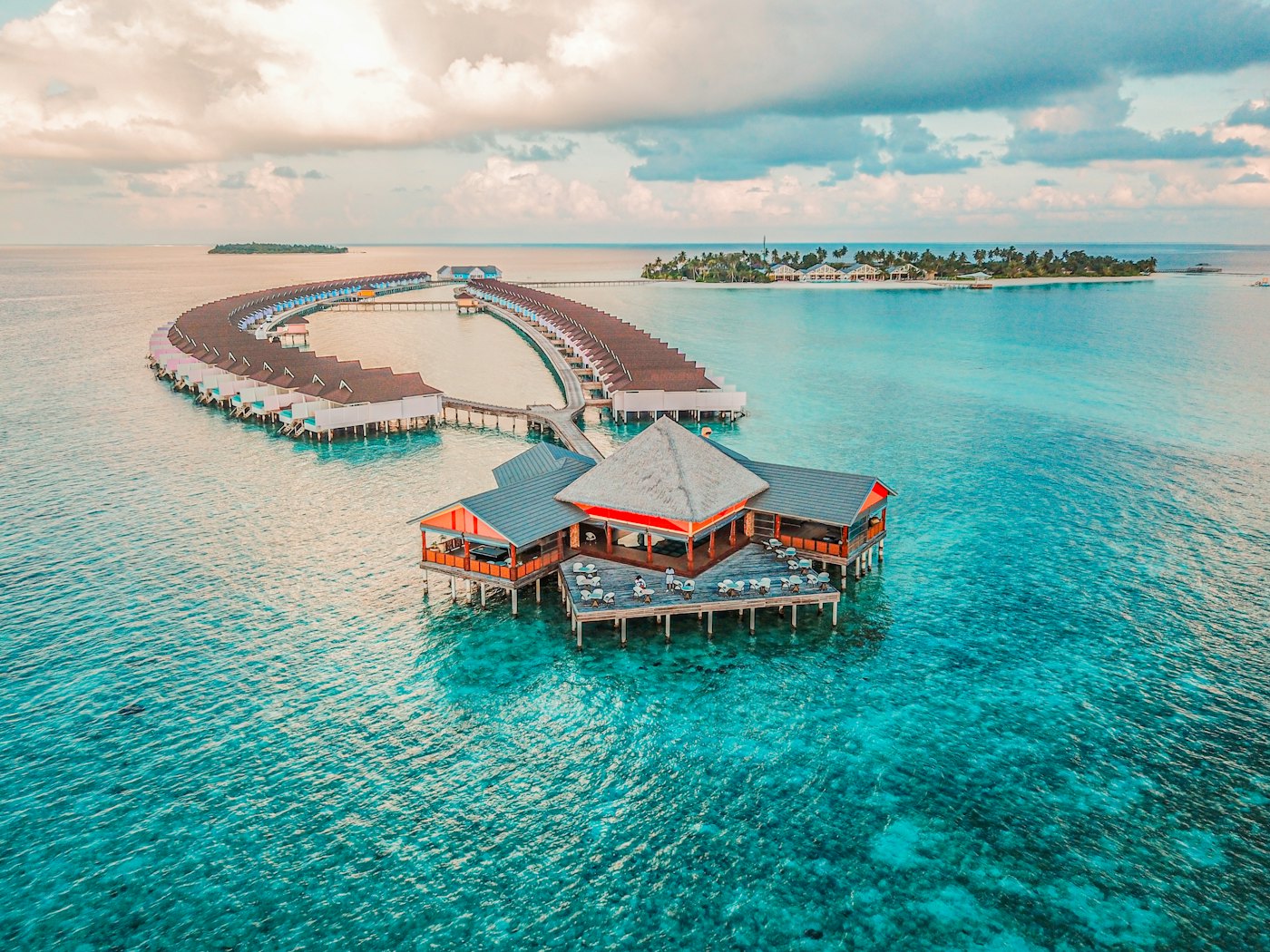 Wasserbungalows über türkisfarbenem Meer
