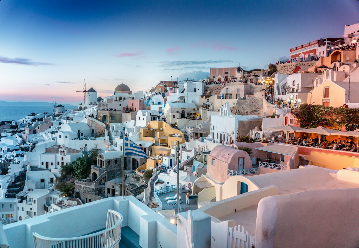 Weiße Häuser über dem Meer auf Santorini